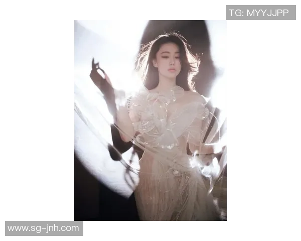 张馨予在绿茵场上的精彩瞬间足球魅力与时尚风采的完美结合 张馨予在绿茵场上的精彩瞬间足球魅力与时尚风采的完美结合