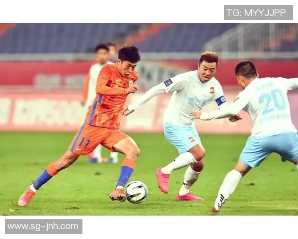 足球比赛中冲撞守门员的争议与裁判判罚分析